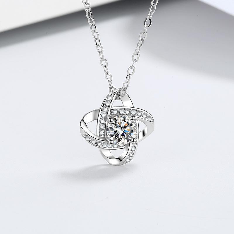 Four-leaf clover necklace women's European and American light luxury niche design clavicle chain 2025 new style