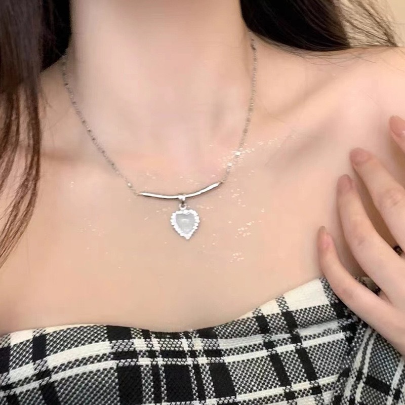 French retro necklace for women, niche design, high-end clavicle chain, fashionable temperament, versatile necklace