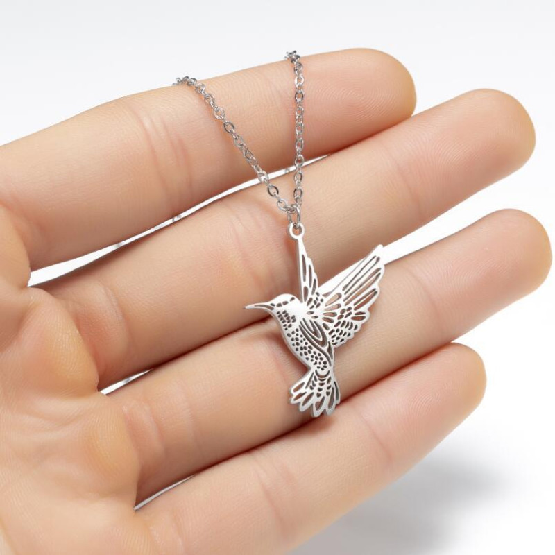 New stainless steel hummingbird pendant clavicle chain ins women's short bird swallow simple animal necklace wholesale