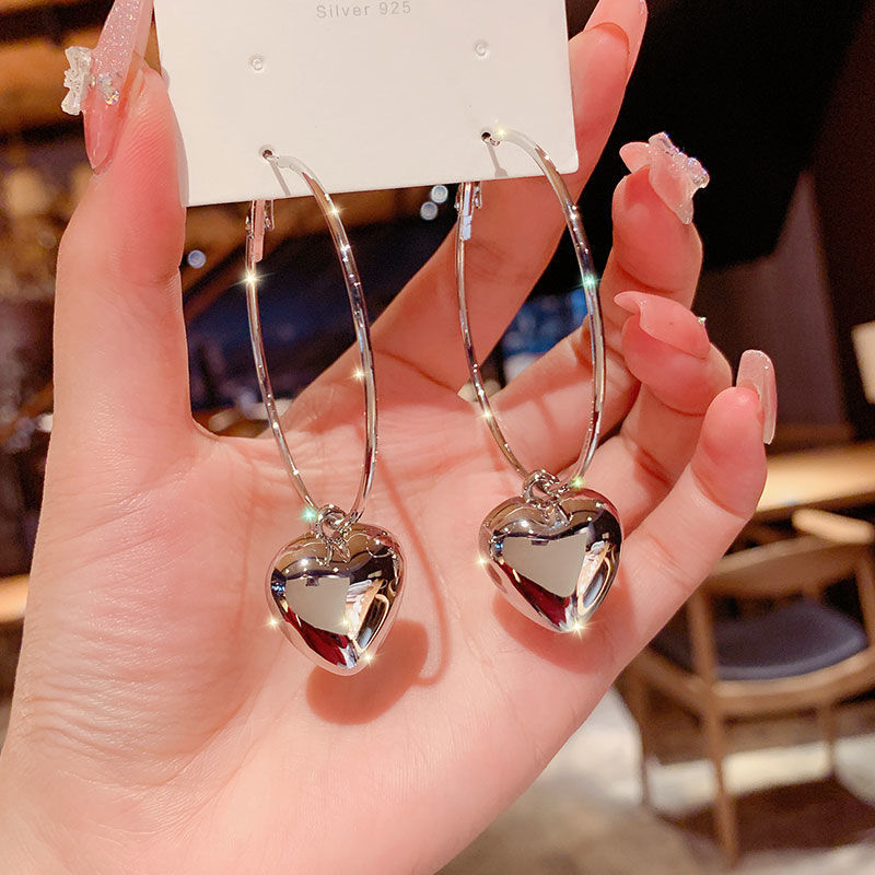 Personalized face-showing small fashionable ring hollow love big earrings with the same style of temperament earrings heart-shaped Korean earrings