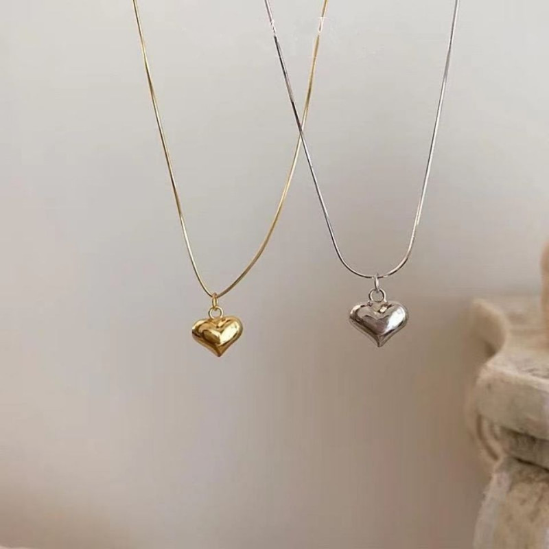 Autumn Japanese and Korean simple temperament peach heart snake bone necklace titanium steel love pendant clavicle chain cold style versatile jewelry