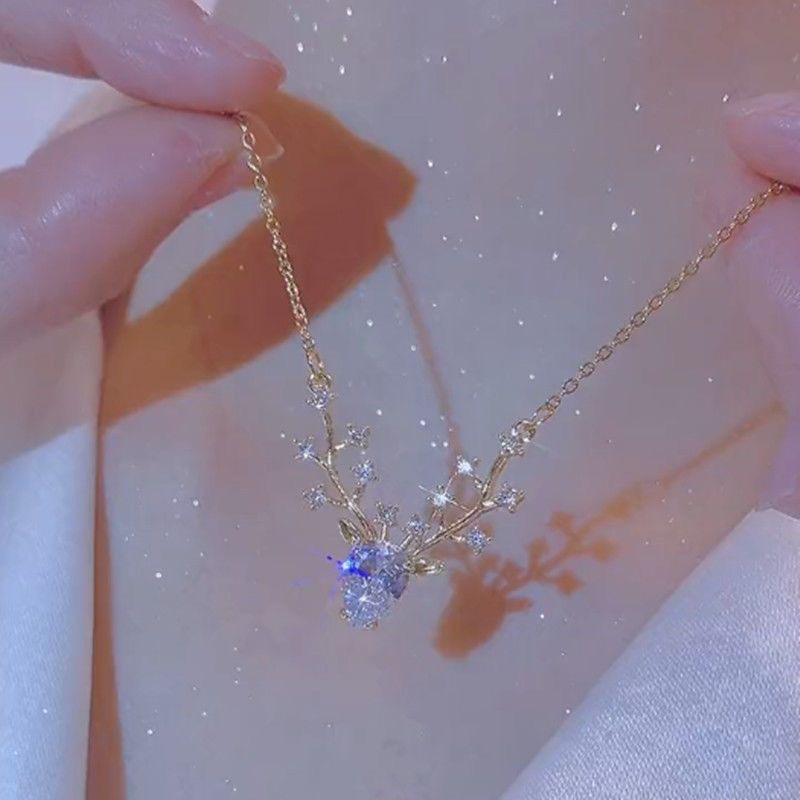Commuting style fashionable girl necklace, versatile and sweet student internet celebrity popular wholesale pendant light luxury niche female necklace