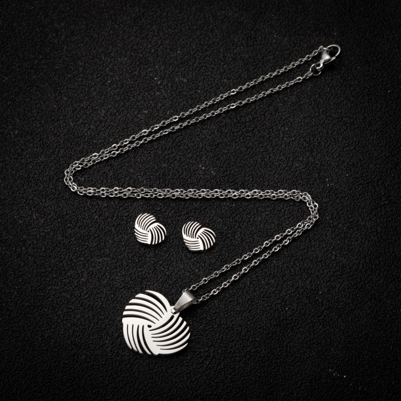 Necklace set, temperament, love necklace, women's personalized light luxury pendant earrings, stainless steel heart-shaped jewelry three-piece set