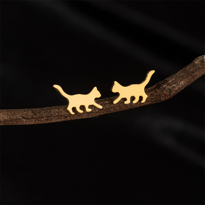 European and American cross-border new products Korean version Japanese cute cartoon glossy walking kitten earrings stainless steel accessories in stock