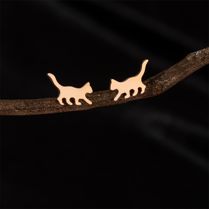 European and American cross-border new products Korean version Japanese cute cartoon glossy walking kitten earrings stainless steel accessories in stock