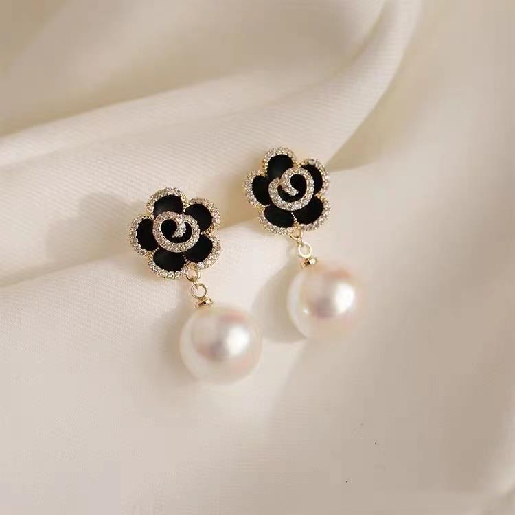 Design niche black camellia necklace women's clavicle chain 2022 new ins simple temperament necklace summer
