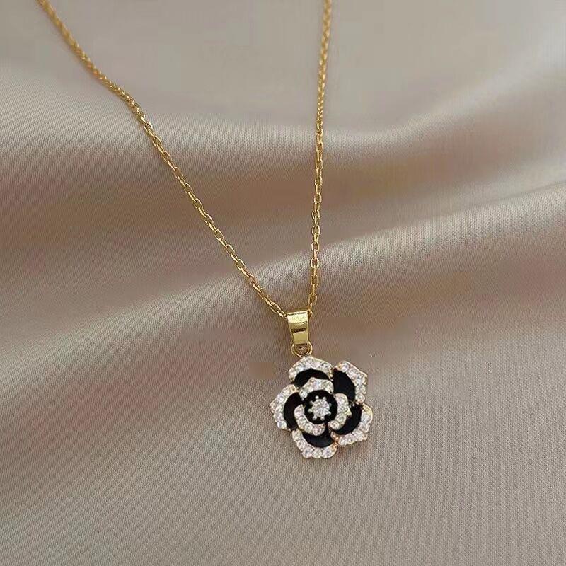 Design niche black camellia necklace women's clavicle chain 2022 new ins simple temperament necklace summer