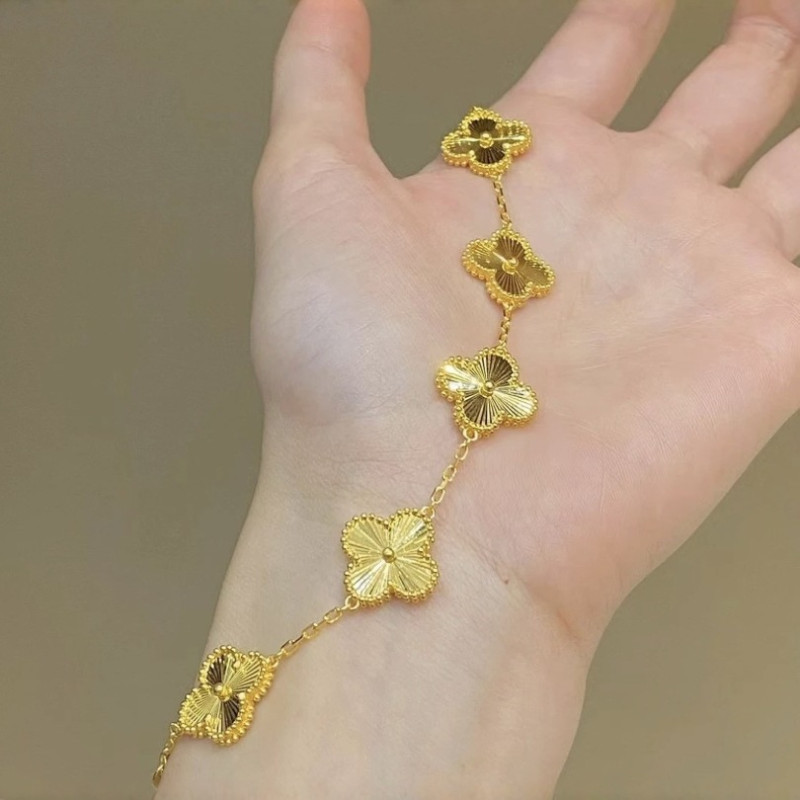 [Benefit price] New sand gold car flower five-leaf clover women's bracelet as a Valentine's Day and Chinese Valentine's Day gift for your girlfriend