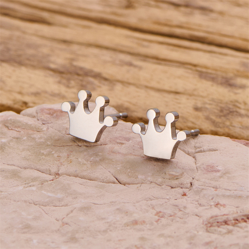 Foreign trade fashion personalized mini earrings 18k gold stainless steel queen crown earrings temperament earrings wholesale