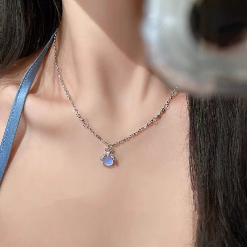Simple personalized firefly necklace for women summer 2025 new light luxury niche design versatile and cute clavicle chain