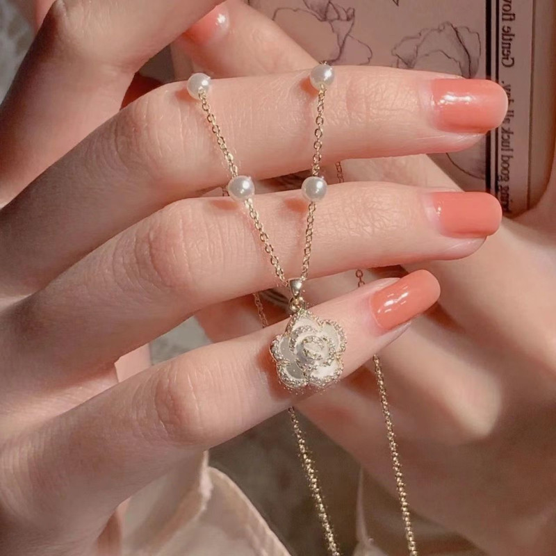 Camellia Necklace Women's 2023 Light Luxury Niche Sweater Clavicle Chain Design High-end