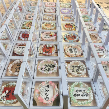 New Glazed Finished Bracelets in Exquisite Gift Boxes for New Year's Eve Market Stall
